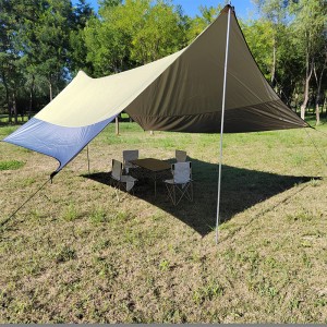 Tendë hijesh me tendë kampeje në natyrë