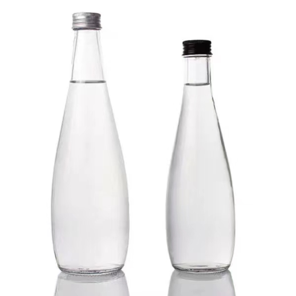 Tuščias stiklinis sodos gėrimo butelis su dangteliu