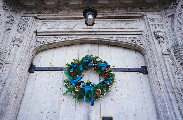 ວິທີການເລືອກ wreath ທຽມທີ່ສົມບູນແບບສໍາລັບປະຕູຂອງທ່ານ