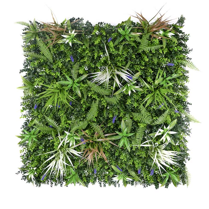 Muro di vegetazione finta con piante e fiori artificiali Immagine in primo piano
