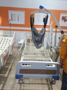 Heavy-duty assembly-free foldable manual electric patient lift na may lambanog para sa disabled patient transfer lift