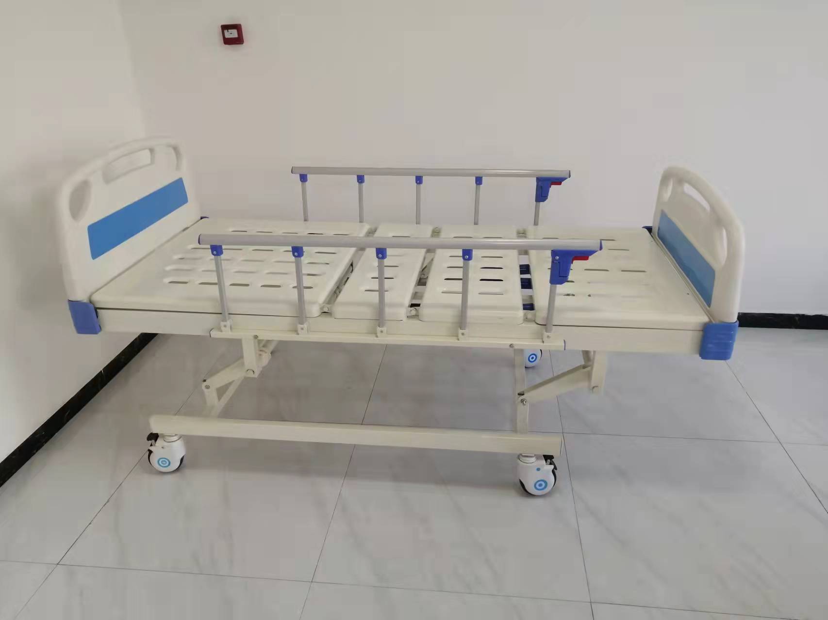trīsfunkciju manuāla slimnīcas gulta