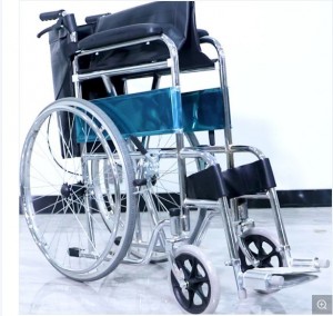 starší invalidný vozík pre ľudí
