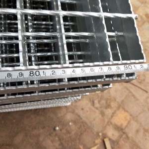 Pllakë kontrolluese kundër rrëshqitjes Grilë çeliku e kullimit të rrugës në formë të veçantë