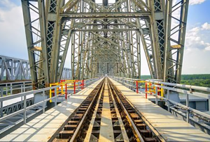 Autoceļu-dzelzceļa tilts