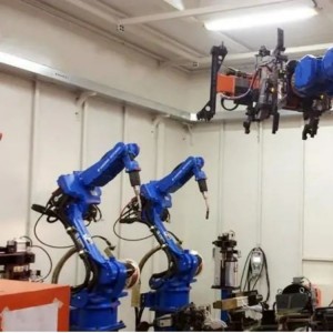 Tilpassede robotsvejsesystemer med punktsvejsearmaturer til bildele