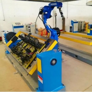 Prilagojeni robotski varilni sistemi z vpenjalom za točkovno varjenje za avtomobilske dele