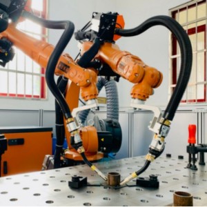 Автокөлік бөлшектеріне арналған нүктелік дәнекерлеу арматурасы бар теңшелген роботты дәнекерлеу жүйелері
