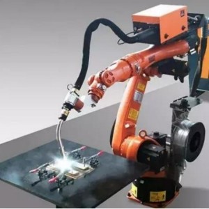 Pielāgotas robotizētas metināšanas sistēmas ar punktmetināšanas armatūru automobiļu daļām