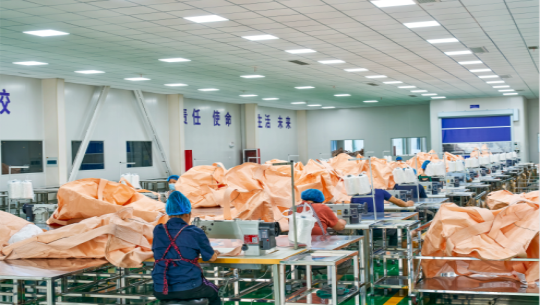 Linyi Guoxin ની સફળતાના કેન્દ્રમાં અત્યાધુનિક મશીનરીથી સજ્જ તેની અત્યાધુનિક ઉત્પાદન સુવિધા છે.ફેક્ટરીમાં હાઇ-સ્પીડ વાયર ડ્રોઇંગ મશીનના 3 સેટ, ગોળાકાર લૂમના 16 સેટ, સ્લિંગ લૂમના 21 સેટ, આતુર કટીંગ મશીનના 6 સેટ, સિલાઇ મશીનના 50 સેટ, પેકિંગ મશીનના 5 સેટ અને ઇલેક્ટ્રિક ડસ્ટનો એક સેટ છે. કલેક્ટર્સઆ અત્યાધુનિક સાધનો ઉચ્ચ ગુણવત્તાના ધોરણો જાળવીને કાર્યક્ષમ ઉત્પાદન પ્રક્રિયાને સુનિશ્ચિત કરે છે.