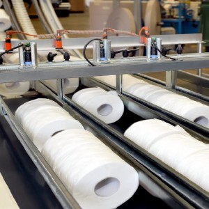 Rouleau de papier hygiénique en rouleau de tissu en bambou doux sanitaire de salle de bain écologique emballé individuellement bon marché sur mesure