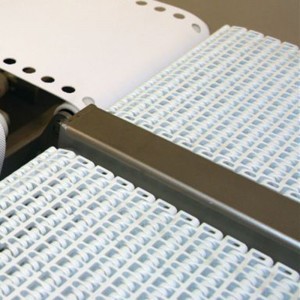 Bande modulaire en plastique HAASBELTS série 1100, grille affleurante à course droite