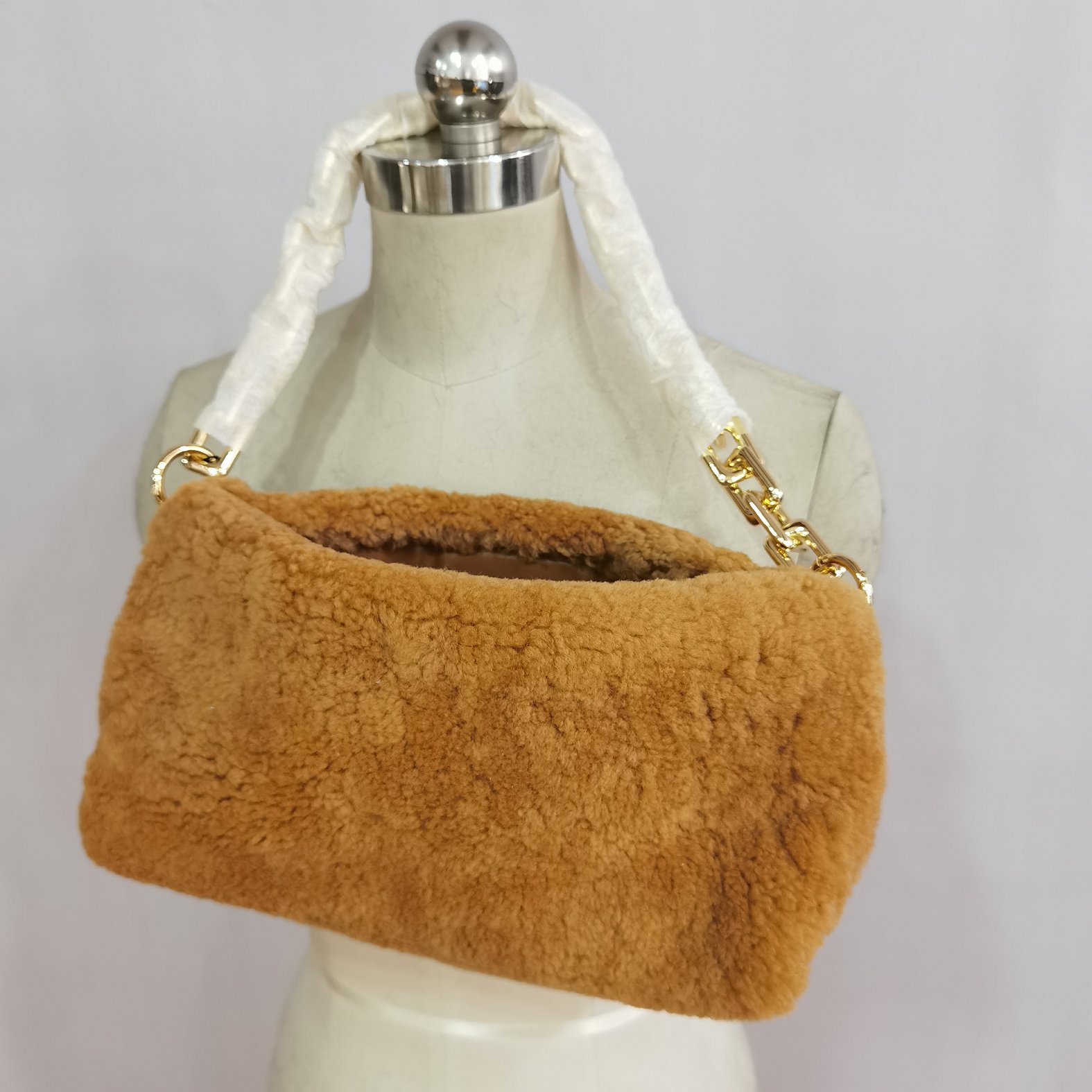 HT1165 уникална пухкава чанта по поръчка от истинска кожа Сладки плюшени чанти с вериги Lambs Wool Furry персонализирана чанта с кожа