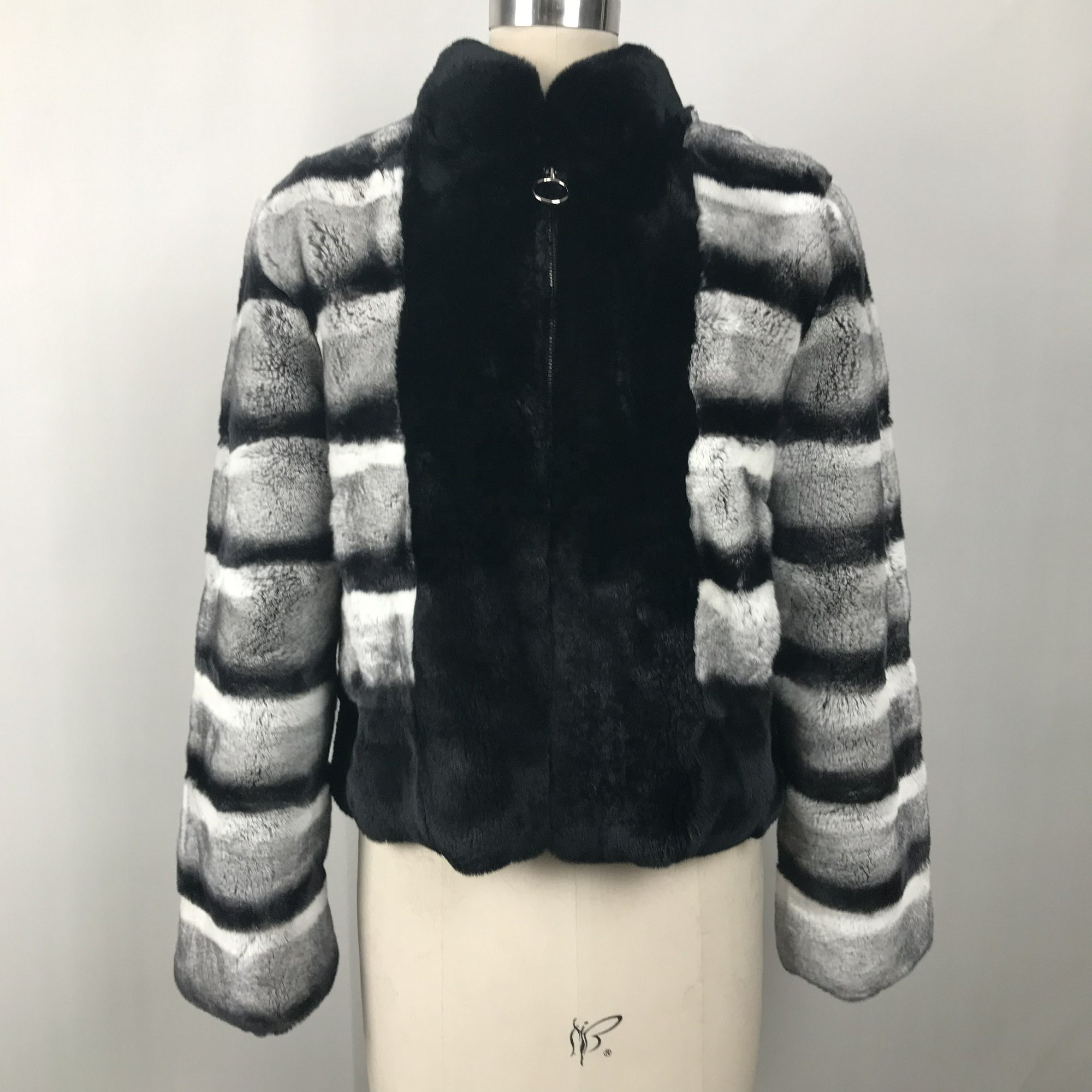 Benutzerdefinierte Plus-Size-Top-Jacken für Damen, kurze Damenmäntel und Oberbekleidung, bescheidener Wintermantel aus echtem Chinchilla-Pelz für Frauen