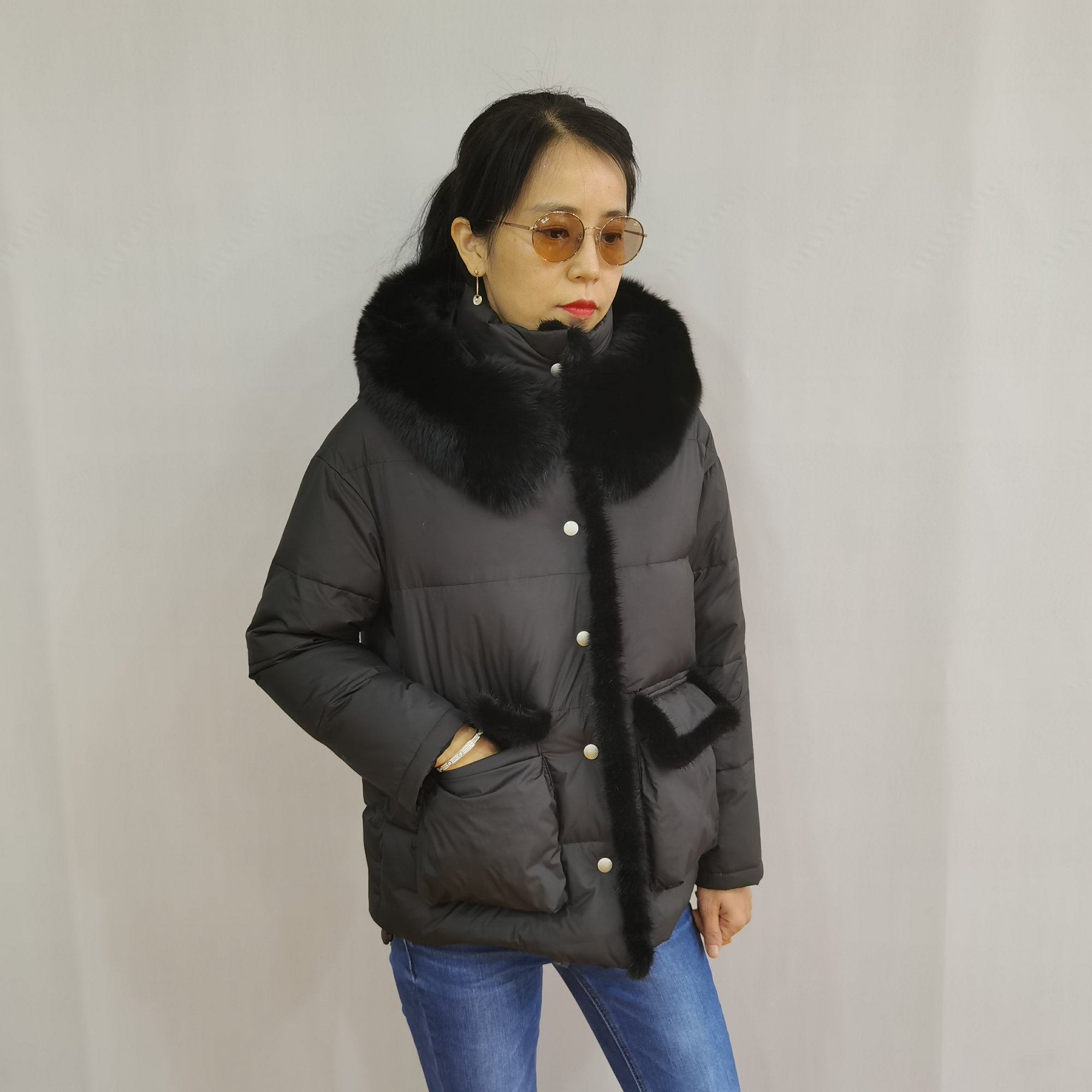 HG7046 Abrigo de mujer grueso con cuello de piel auténtica OEM personalizado, abrigos y chaquetas de invierno para mujer con piel y sudadera con capucha