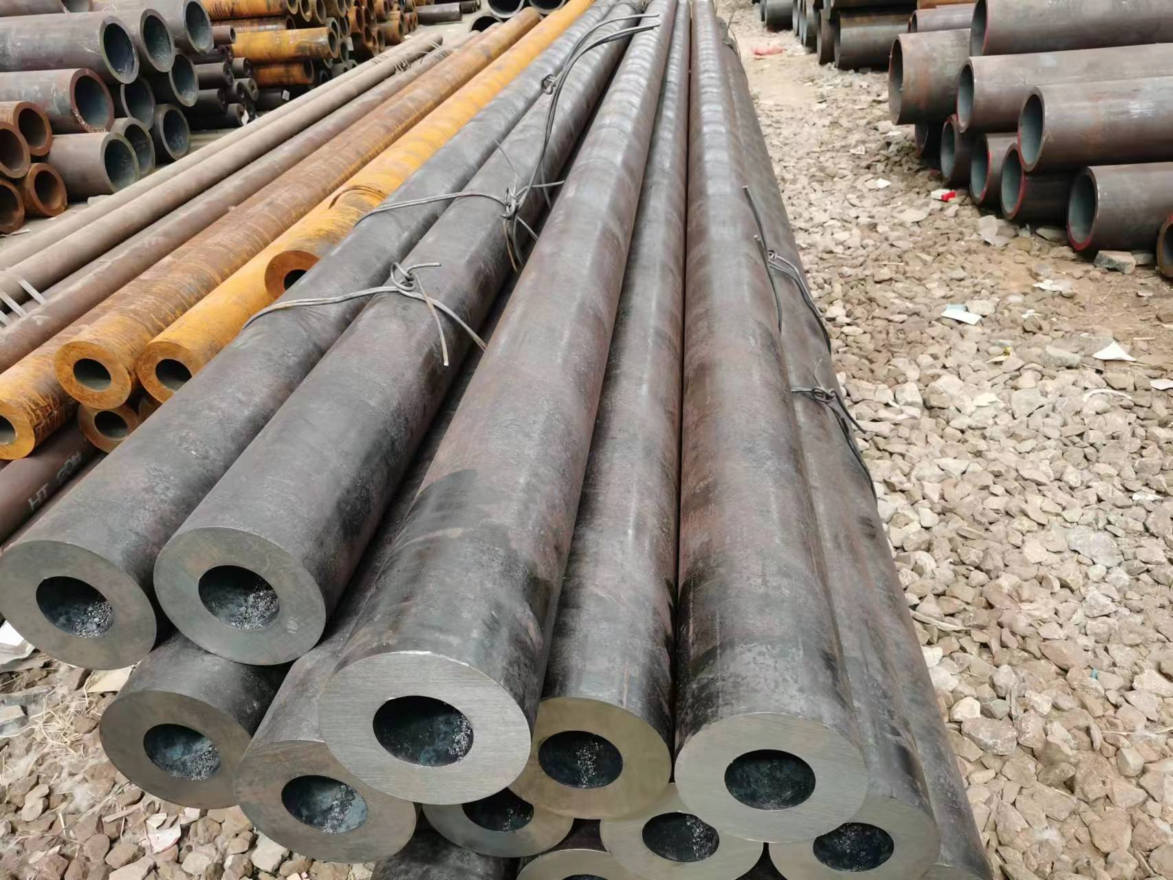 What are the uses of seamless steel pipe according to different classifications?