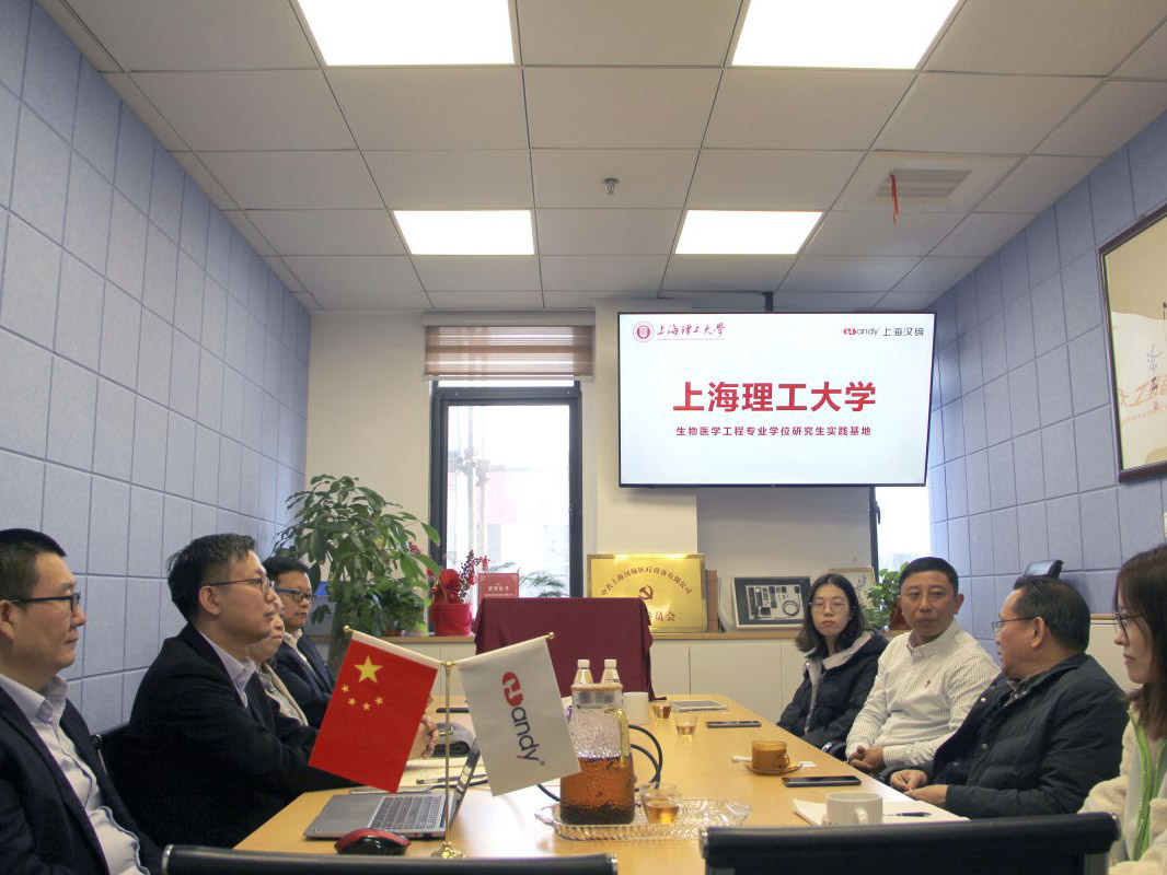 Spolupráce škol a podniků Postgraduální praxe základny Slavnostní odhalení Šanghajské univerzity pro vědu a techniku ​​a Šanghajské Handy úspěšně proběhlo