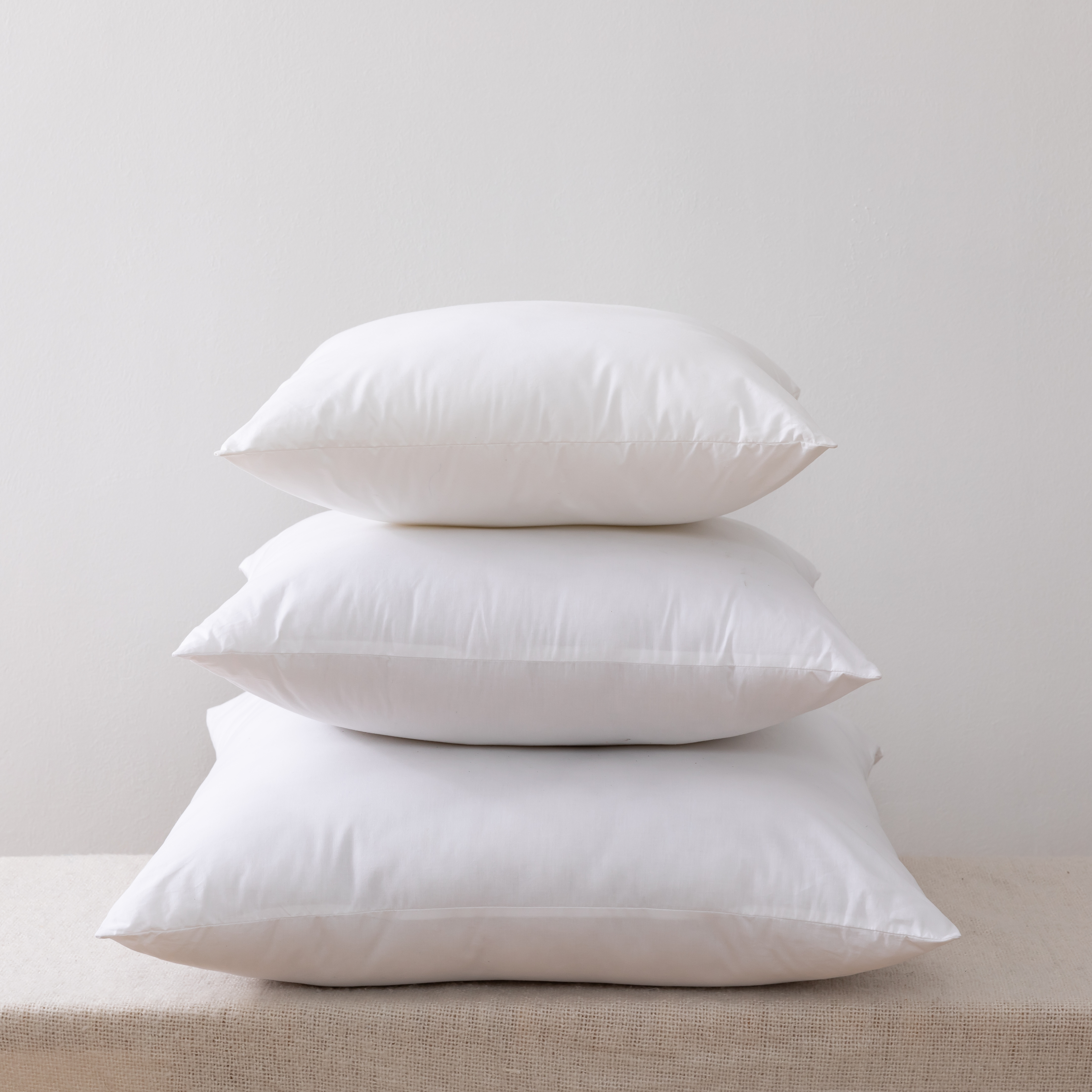 ໝອນຜ້າປູບ່ອນນອນ (ຊຸດ 2, ສີຂາວ), ໝອນຂະໜາດ 18 x 18 ນິ້ວ ສຳລັບໂຊຟາ, ຕຽງ ແລະບ່ອນນອນ Decorative Stuffer Pillows-Interior Sofa Pillow Inserts
