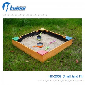 Maža kvadratinė medinė smėlio dėžė vaikiškam žaislui