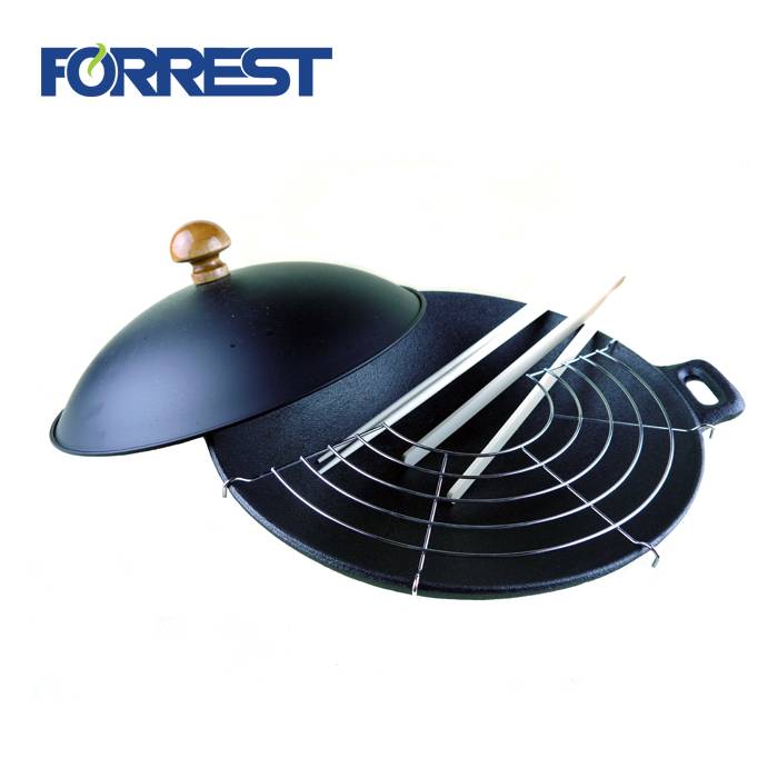 wok chino de hierro fundido con tapa y palillos