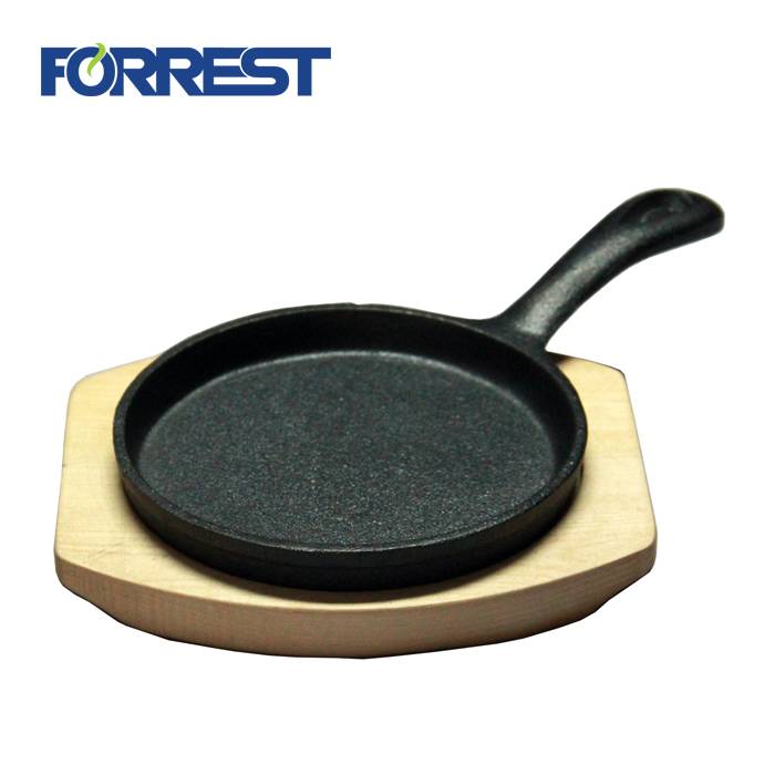 Preseasoned round non-stick kitchenware cast iron fry pan cookware uban sa kahoy nga base FDA, LFGB.Eurofins aprubado