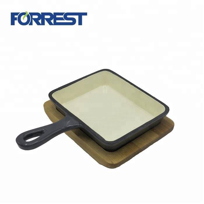 Predzačinjena ali barvno emajlirana posoda iz litega železa, kvadratna ponev z lesenim dnom 10,6 in 14 cm proti prijemanju za kuhinjsko uporabo
