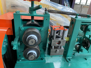 Máquina cortadora y enderezadora de barras de acero USGT 6-12 NC