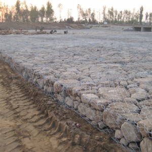 Cesti di gabbioni pieni di roccia (fabbrica)