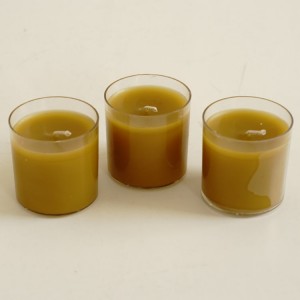 candele votive a forma di colonna di cera d'api in vasetto di plastica
