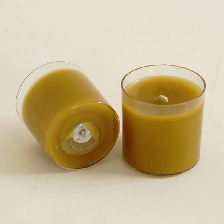 Candele votive in forma di pilastro di cera d'api in un barattolu di plastica Image Featured Image