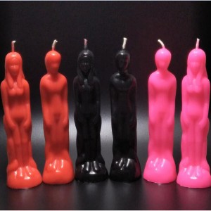 Proporcione velas coloridas con forma de corpo masculino e femenino para usar a maxia