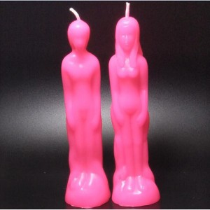 Fornire una candela colorata a forma di corpo maschile femminile per la magia usata