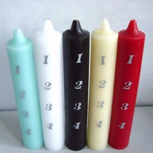 パーソナライズされたプライベート ロゴ レーザー印刷番号印刷された香り付きバルク ピラー キャンドル
