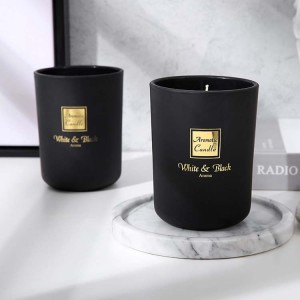 Нордијска једноставна црно-бела позлаћена ручно рађена мирисна свећа од парафинског воска
