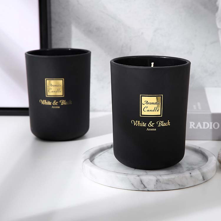 Espelma nòrdica senzilla daurada en blanc i negre amb cera de parafina feta a mà Imatge destacada