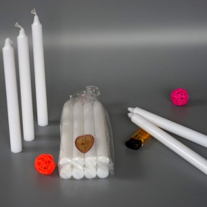 Яркие белые бытовые свечи с сумкой