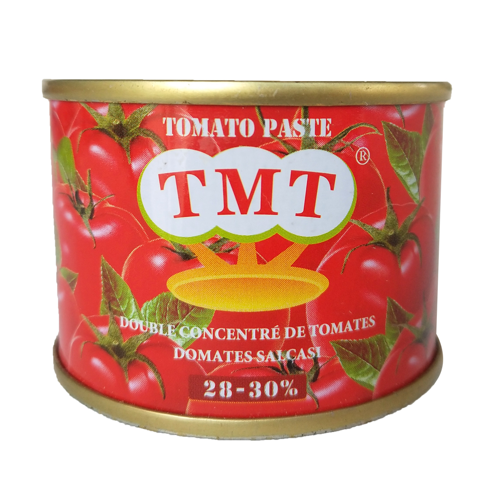 통조림으로 만들어진 이탈리아 토마토 페이스트의 전체 캔 토마토 페이스트