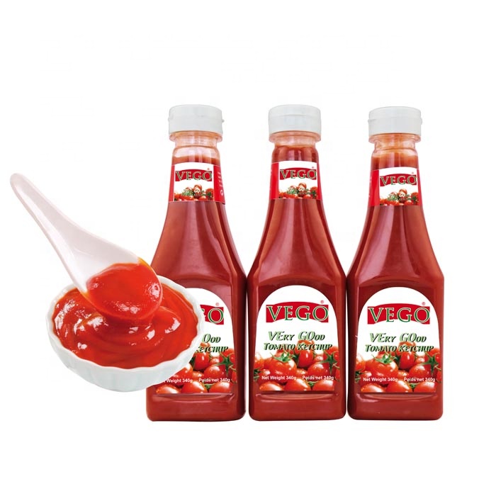 sauce piquante et ketchup en bouteille en verre