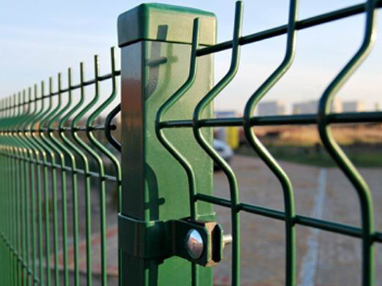3D panelna ograja, sestavljena s stebrom in sponko
