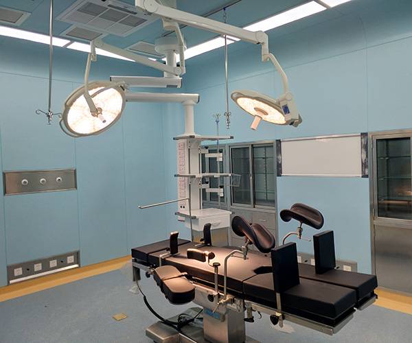 Ali stropne operacijske luči ni mogoče namestiti v operacijsko sobo z nizko višino tal?
