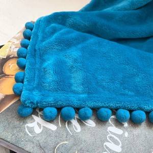 Coperta di flanella con frange con pompon e coperta decorativa lavorata a maglia