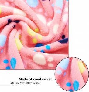 Hausdéierdecken ass aus Korallerfleece Decken gemaach
