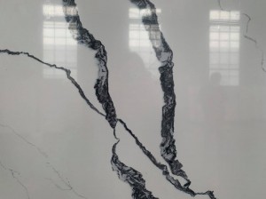 Белая кварцавая пліта з чорнымі жылкамі Calacatta Marble Touch 6216