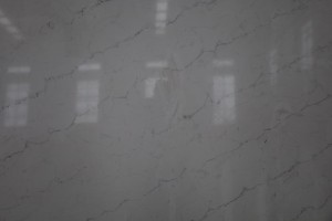 Balta kvarca akmens plāksnes ar garu fokusētu vēnu mākslīgā akmens marmora izskatu1203