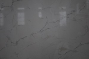Weiße Quarzsteinplatten mit langer Focculent-Ader-Kunststein-Marmor-Optik1203