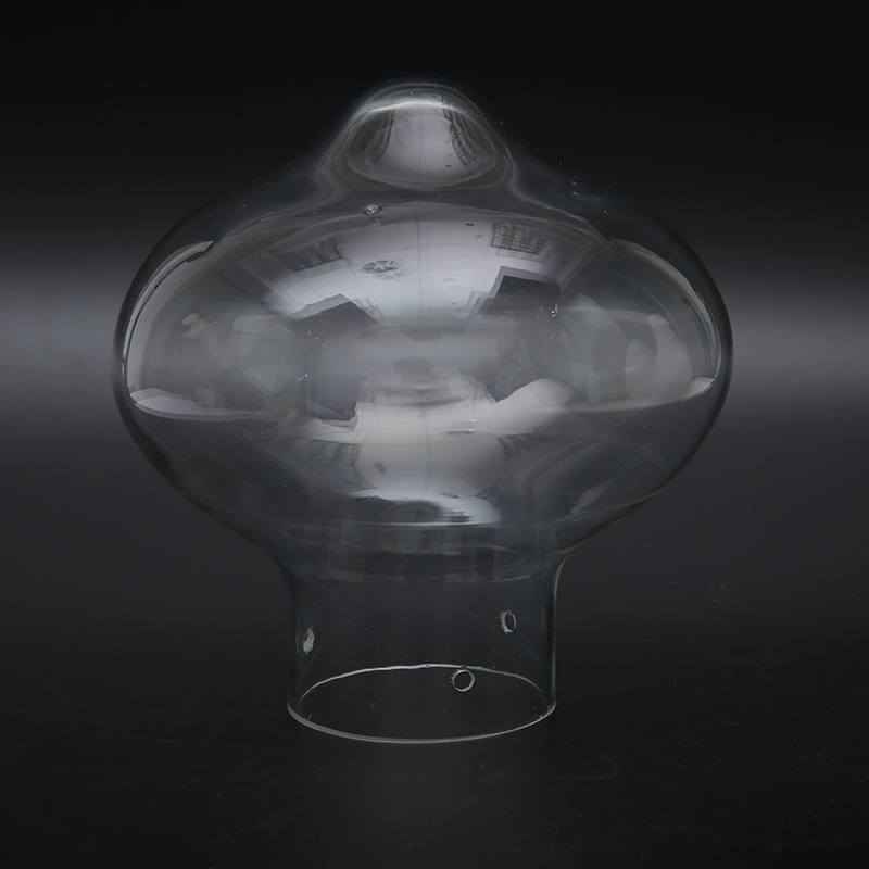Stekleni senčnik v obliki prozornega majhnega gobastega oblaka – moderen in funkcionalen dekor