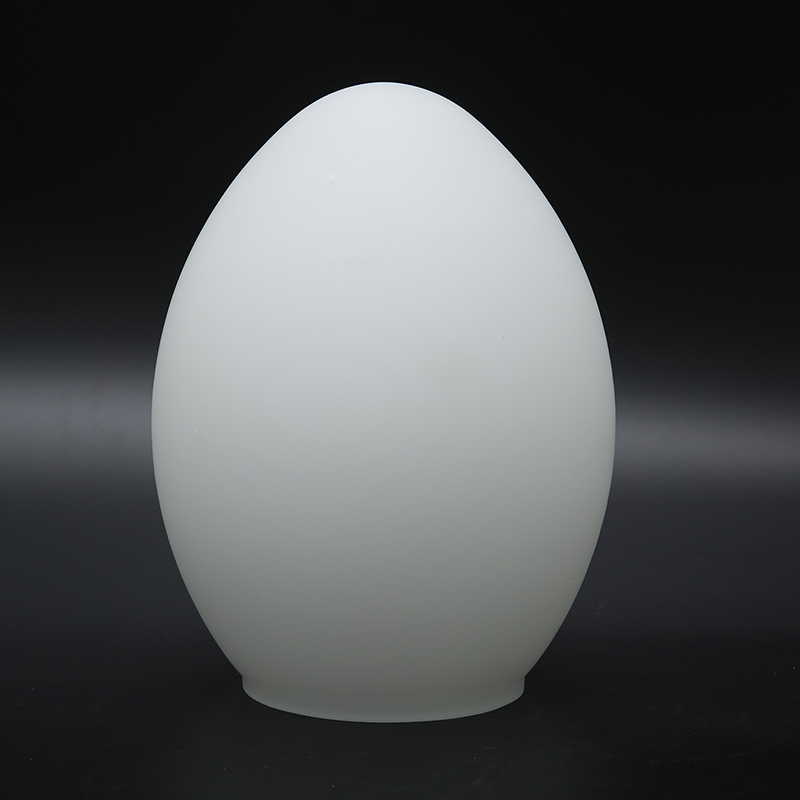 Абажур од бело матирано стакло во облик на јајце: Стилска опција за осветлување