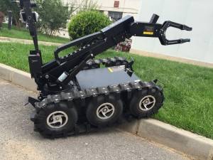Robot EOD z inteligentnim prednastavljenim nadzorom položaja