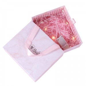 Embalagem de luxo de fábrica na China 1,5 mm placa cinza puxar papel rosa doces caixa de presente de chocolate com alça de fita