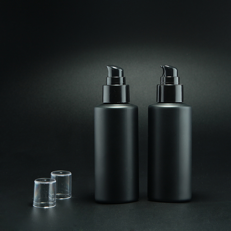 150ml 24/410 flat shoulder matte black PET lotion bottle with transparent over cap and pump sprayer, refillable cylinder bottle